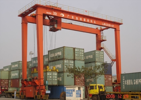 Hafen-Behälter-Kran 15.4M-18.2M Lift Container Gantry ODM A6 streckt sich mit Spreizer