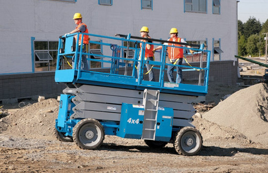 Industrielle Scherenhebebühne-Plattform-Maschine des unwegsamen Geländes mit positiver Zugkraft-Steuerung